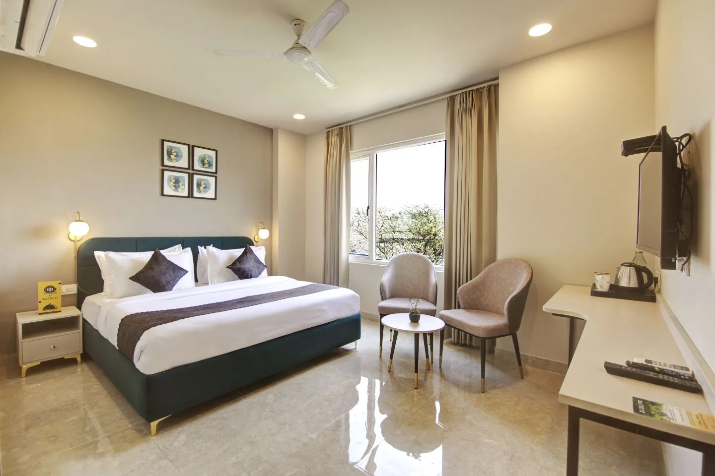deluxe-room-at-hotel-Saltstayz-horizon-on-golf-course-road