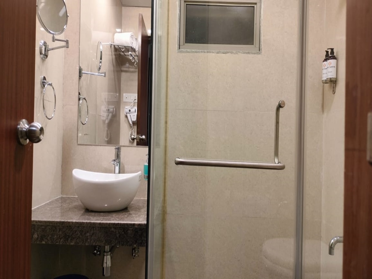 attached-ensuite-washrooms-in-hotel-swamiRaj-chembur-naka-diamond-garden